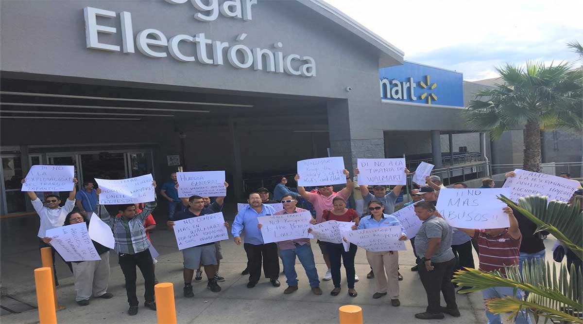 Protesta la CROC por salario y prestaciones de niños y adultos mayores que laboran de empacadores en tiendas Walmart