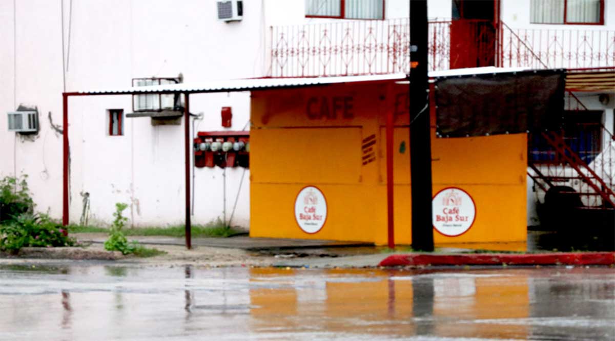 Suspende Coepris venta de alimentos en vía pública donde hay derrame de aguas residuales