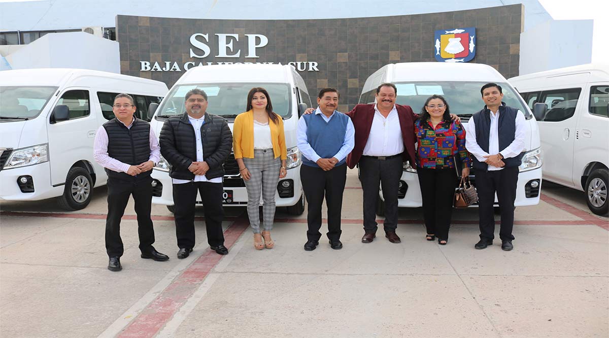 Recibieron Escuelas Normales de BCS camionetas de pasajeros