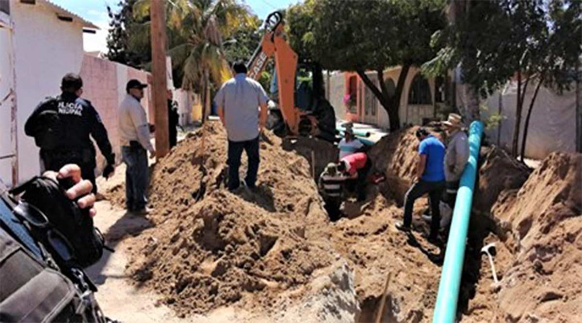 Talud de tierra atrapa a trabajador de Oomsapas de La Paz
