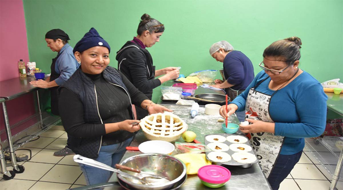 El 45% de personas que laboran en el sector turístico y restaurantero de BCS son mujeres