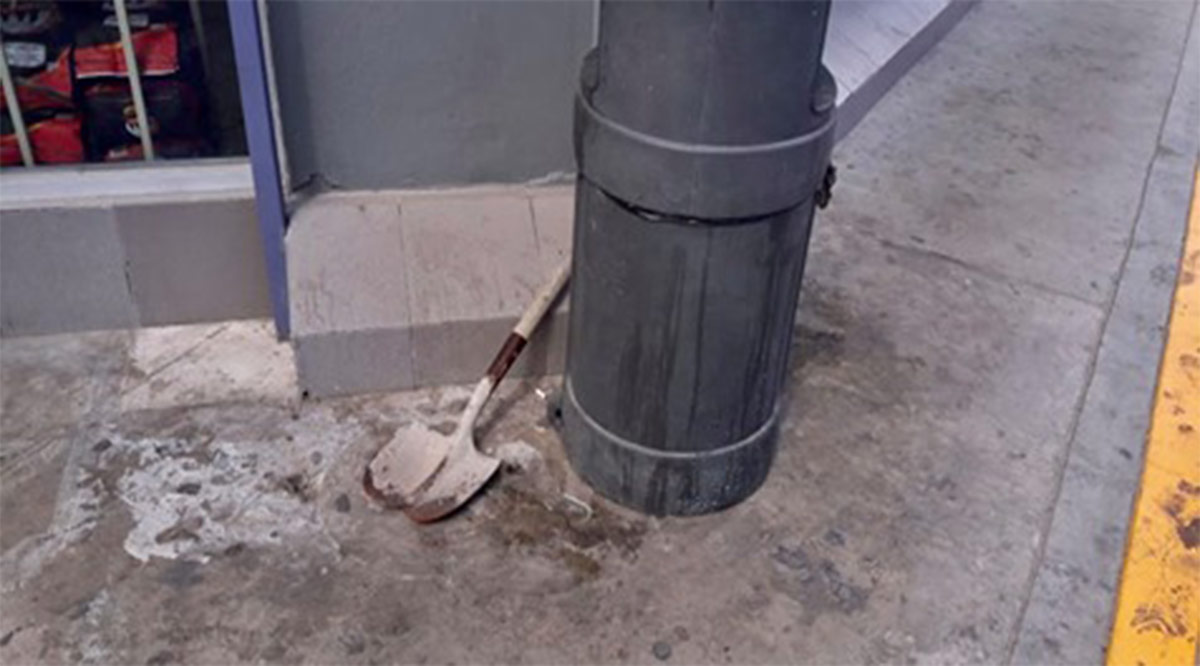 Hombre armado con una pala asalta tienda Oxxo en La Paz