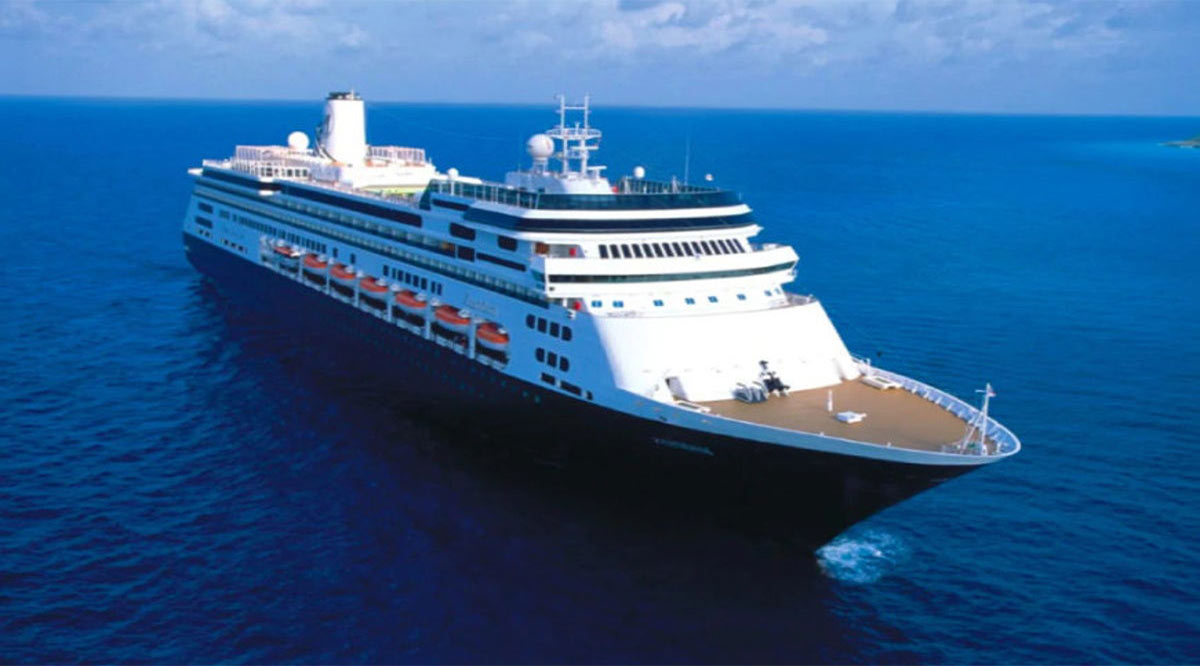 Sin pasajeros crucero que fondea en La Paz