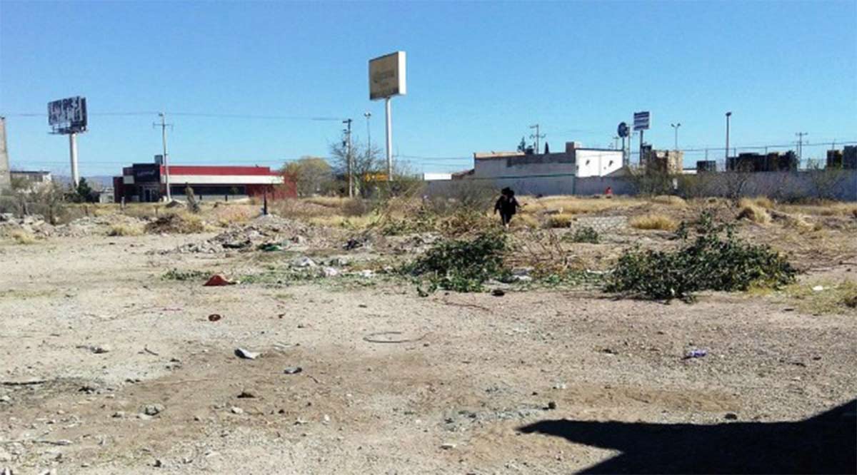 Sorprenden a ciudadano tirando basura en arroyo