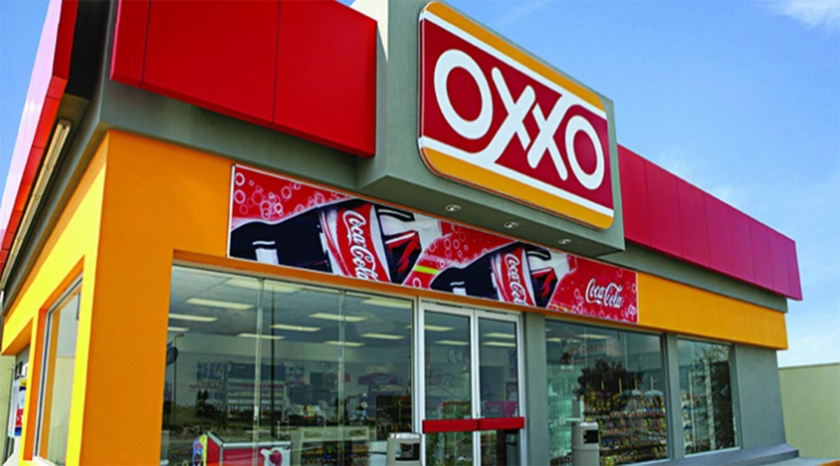 Hombre armado asalta tienda Oxxo