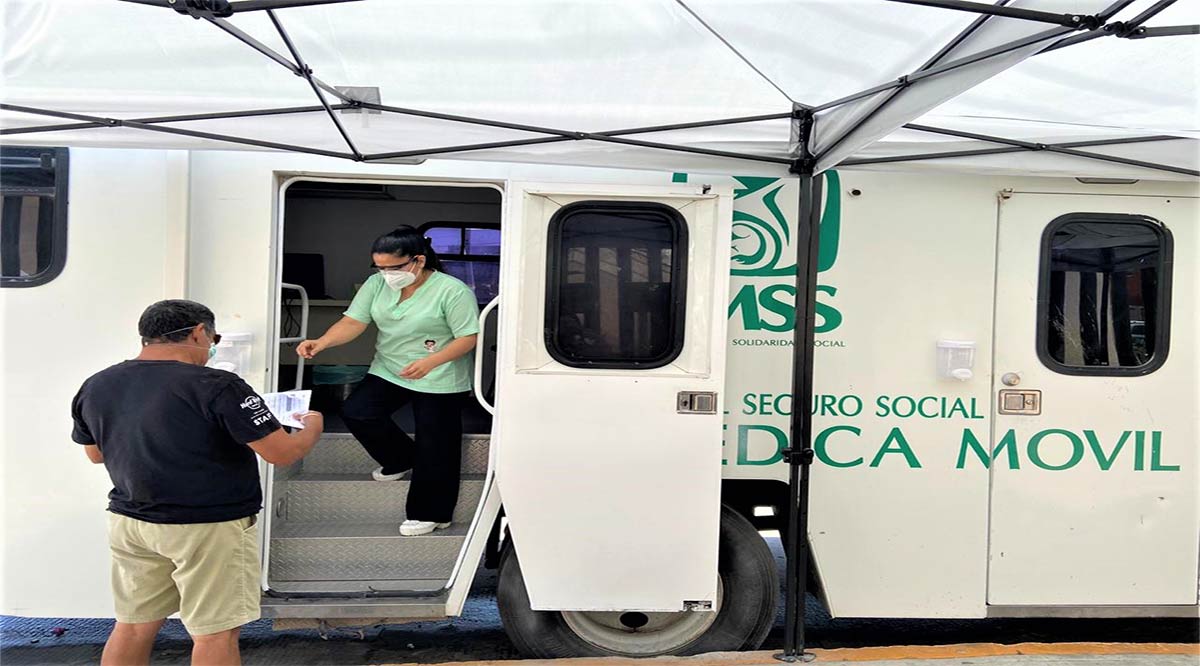 Orientan a grupos vulnerables en unidad móvil del IMSS que ubicaron en el Hospital de Reconversión en CSL