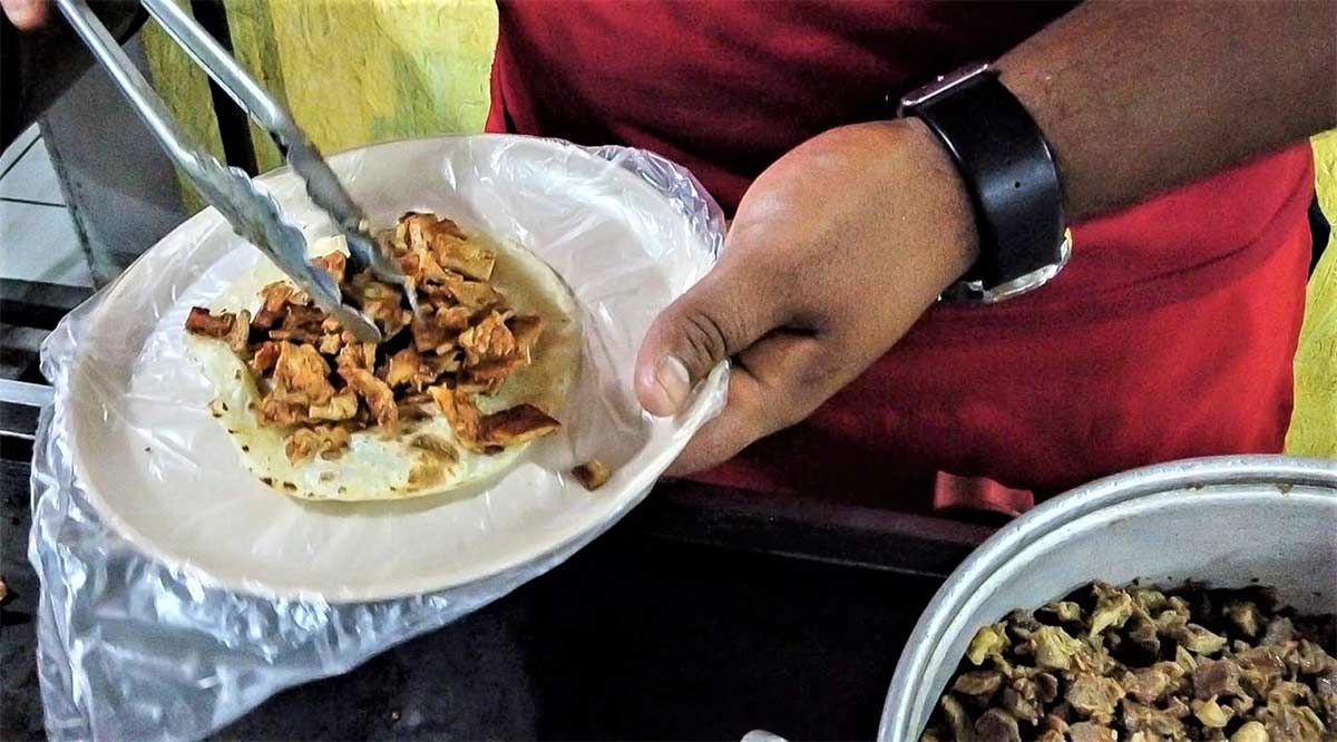 Recomiendan evitar comer alimentos en la vía pública