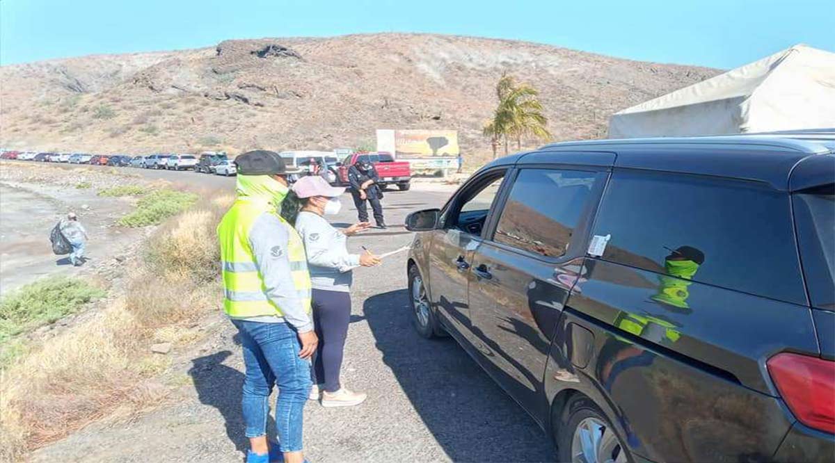 Caos en el acceso a Balandra y El Tecolote; largas filas de vehículos
