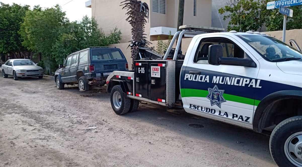 Se han retirado 109 vehículos de calles y banquetas en La Paz
