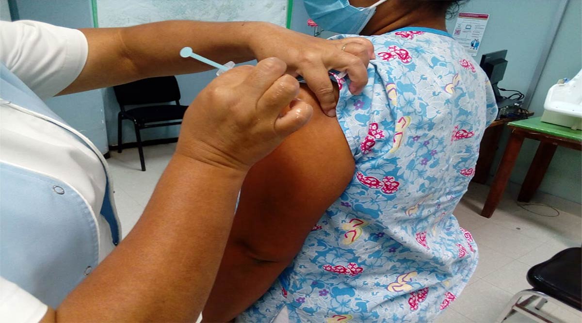 Aplican vacuna contra la influenza a grupos vulnerables en el Issste