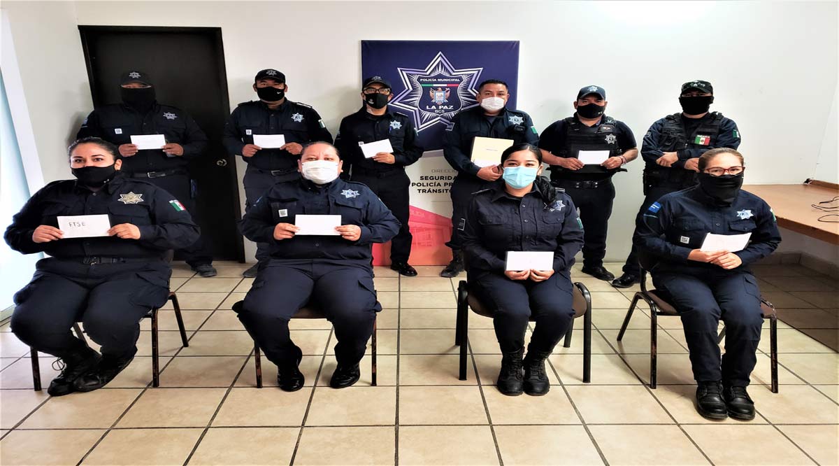 Entregan becas a Policías de La Paz para estudios de maestría