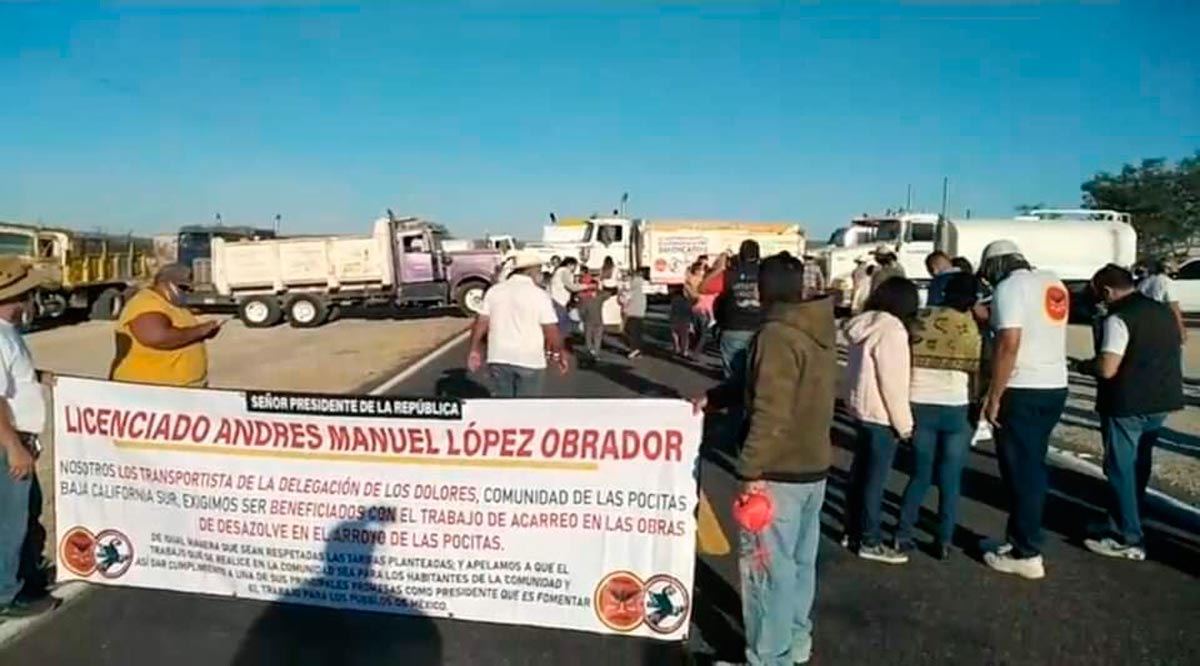 Materialistas bloquen la Transpeninsular; largas filas de vehículos