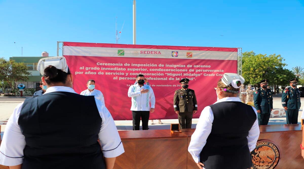 Recibe personal de salud militar y civil de BCS la condecoración “Miguel Hidalgo, Grado Cruz”