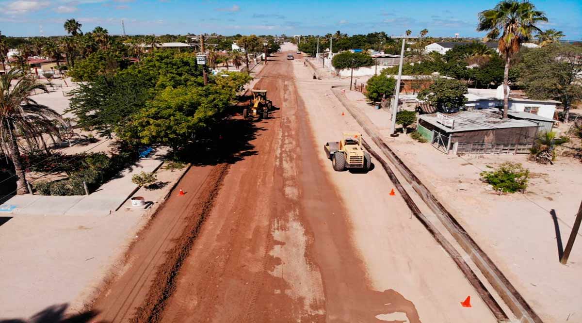 Pavimentan la calle Lázaro Cárdenas en El Centenario
