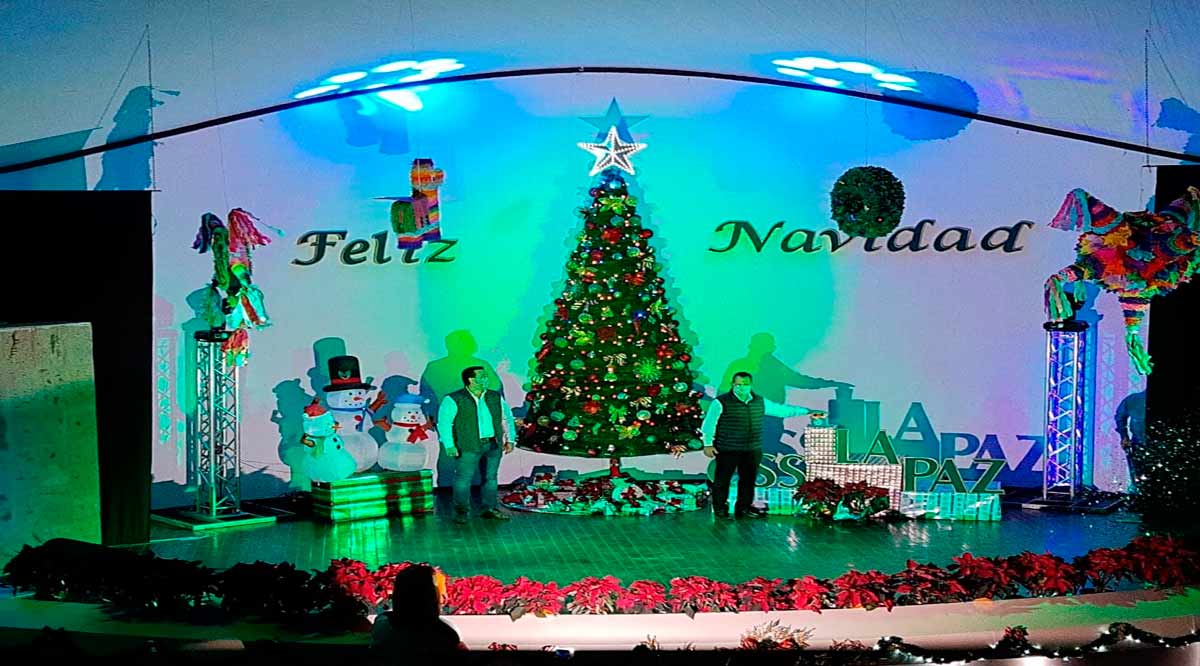 Llama el IMSS a redoblar esfuerzos ante el Covid-19 al encender su árbol de Navidad
