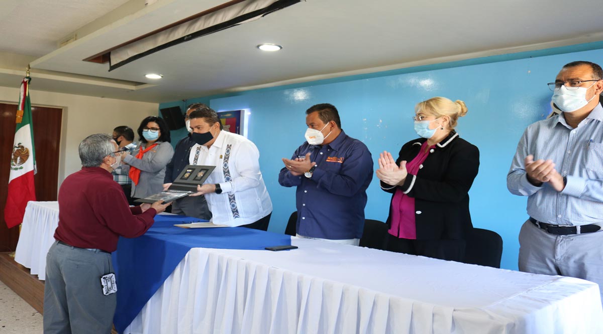 Entregan a docentes de BCS medallas al mérito por 28, 30 y 40 años de servicio