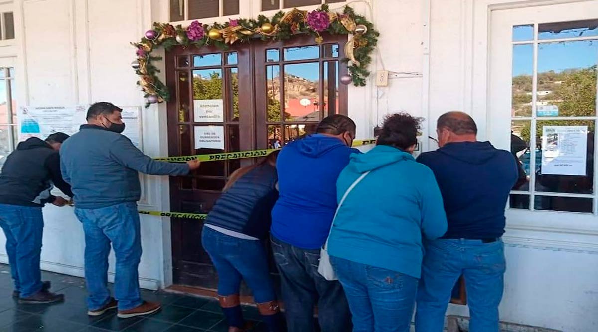 Burócratas de Mulegé cierran el Palacio Municipal en demanda de pagos