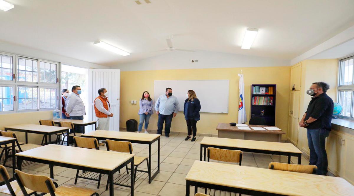 Entregan aula en El Ancón y becas a estudiantes del Cecyte de Los Planes