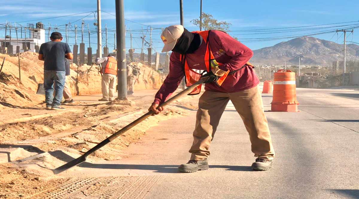 Retiran materiales de arterias viales en Los Cabos