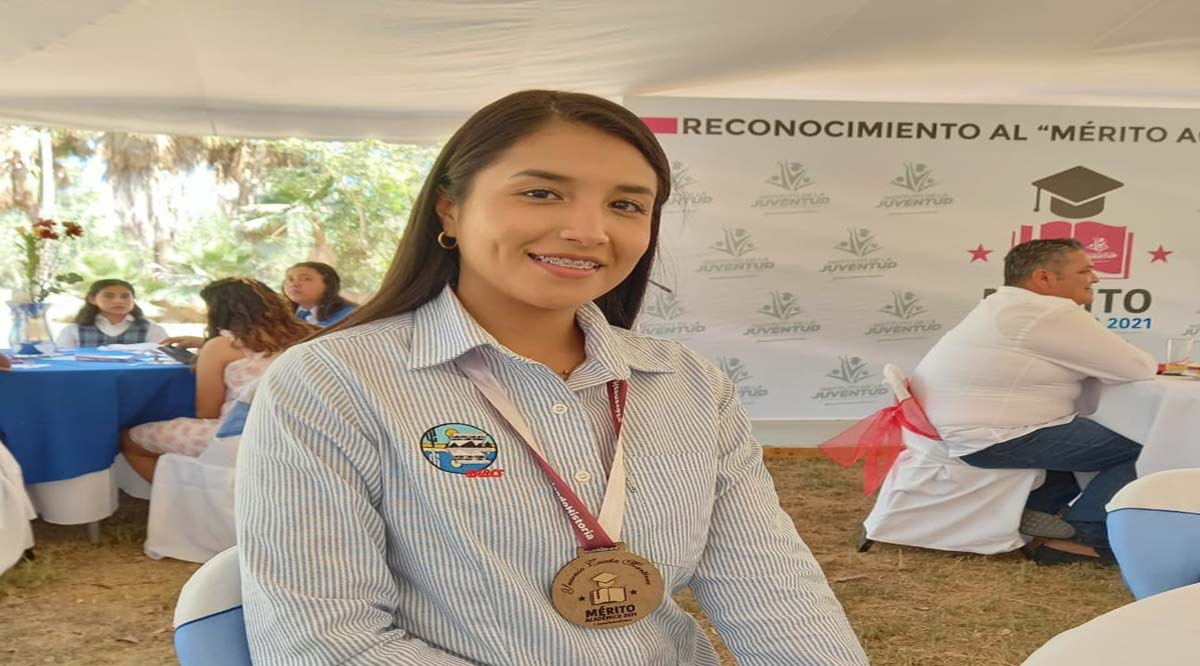 Recibe alumna de la UABCS la medalla al Mérito Académico por parte del Ayuntamiento de Los Cabos