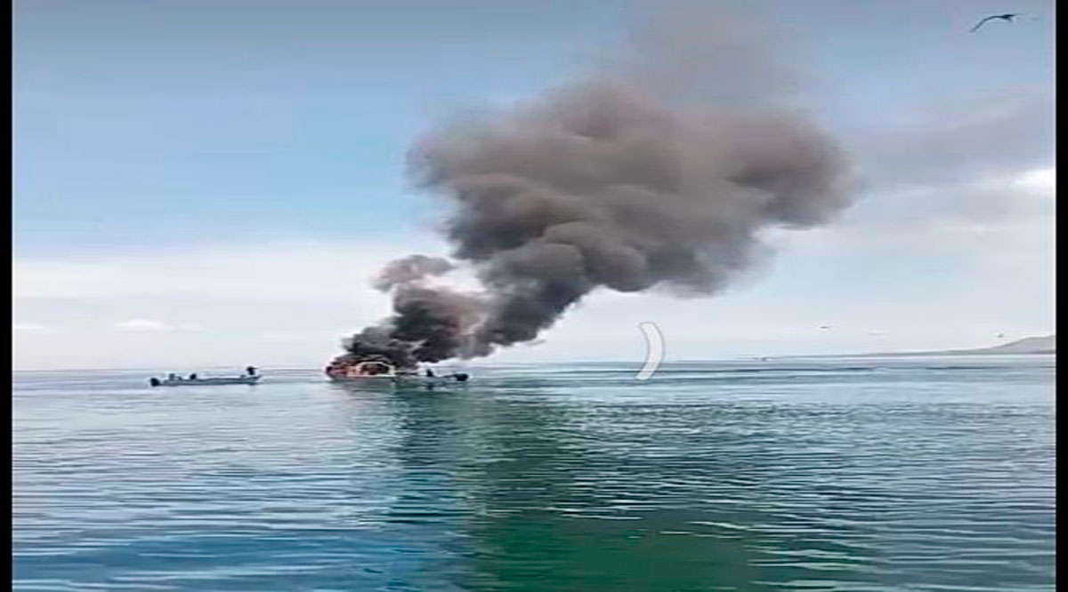 Consume incendio embarcación