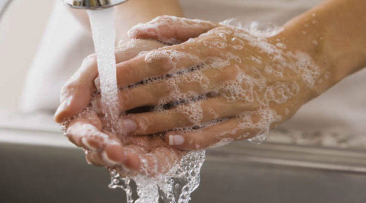 Reduce riesgos como la hepatitis A el lavado frecuente de manos con agua o jabón