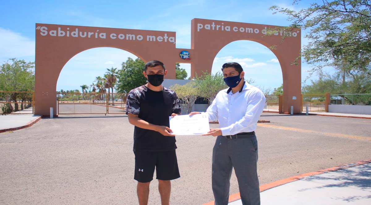Reconoce UABCS a Pedro Nicolás Soto por salvar a una persona que era arrastrada por el agua