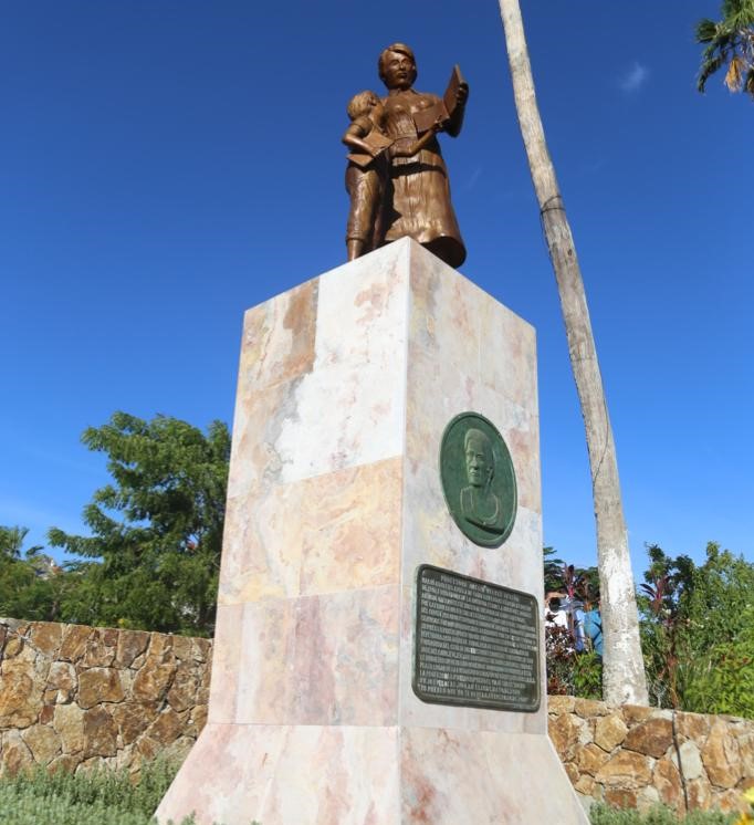 Develan estatua de Amelia Wilkes en CSL