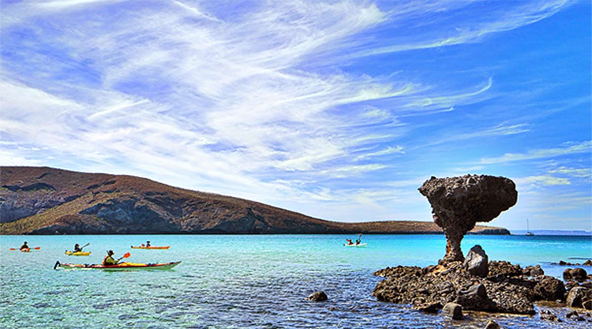 Locales y visitantes empiezan a ‘inundar’ las playas de La Paz