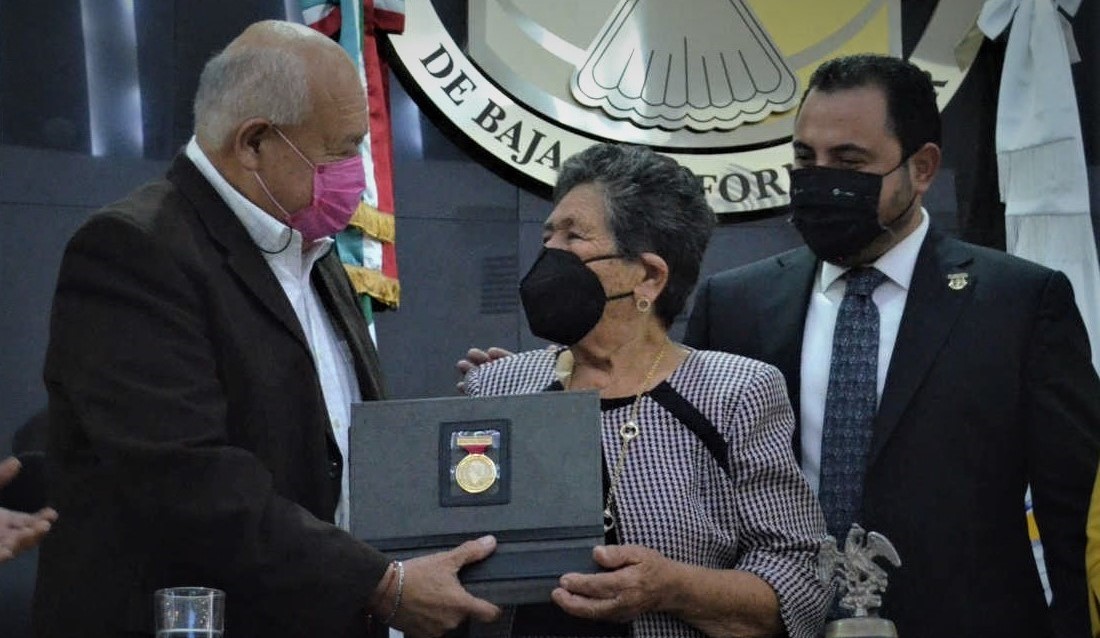 Recibió Enriqueta Vega la medalla “Dionisia Villarino”