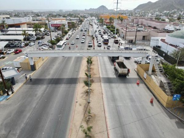 Demolerán puente peatonal ubicado frente a un centro comercial en CSL