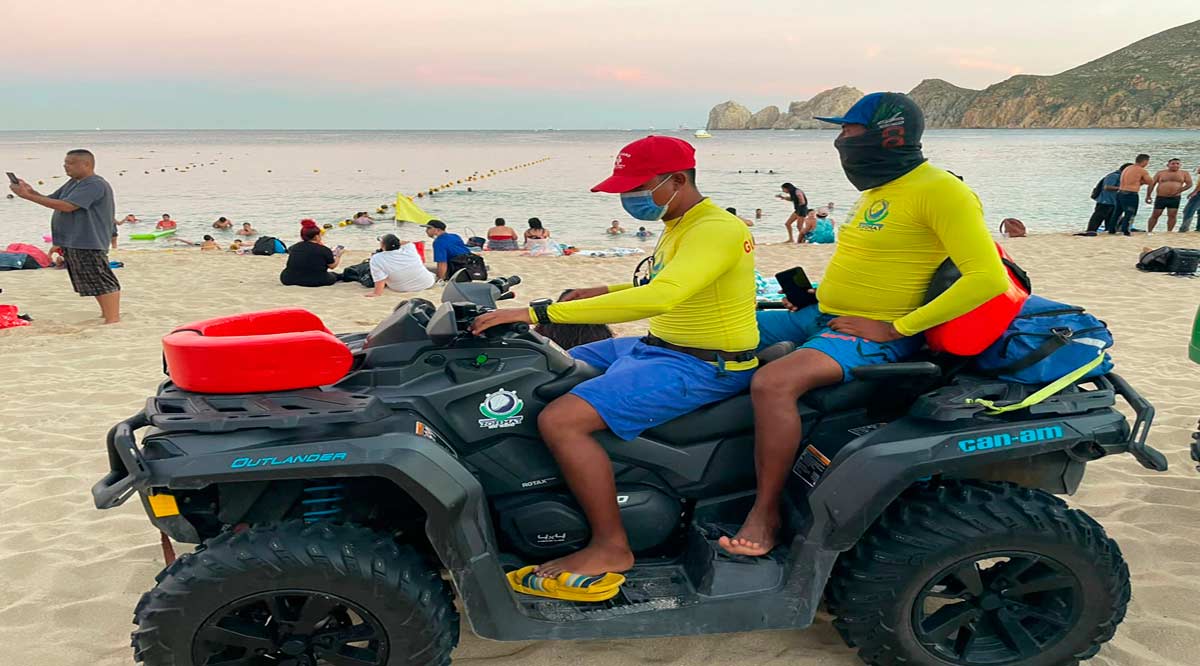 Mayor vigilancia de guardavidas en las playas de Los Cabos