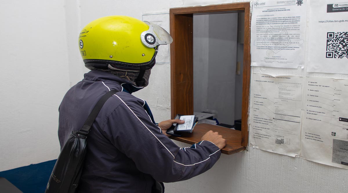 Imparten curso de educación vial a motociclistas que son infraccionados en La Paz