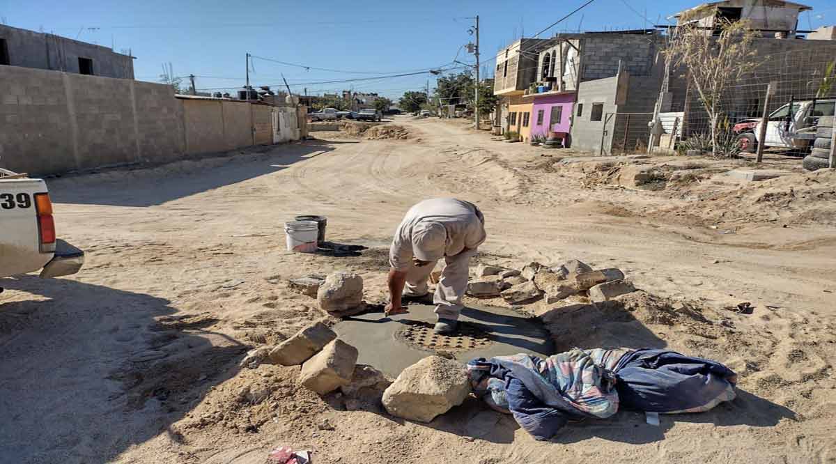 Reparan y sustituyen tapaderas de pozos de visita de la red de alcantarillado en Los Cabos