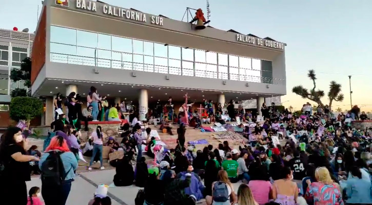 Nutridos grupos de mujeres conmemoran su día con marchas y plantones en BCS