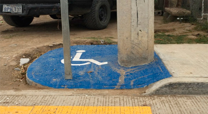 Bloqueo de banquetas se ha normalizado y afecta en especial a discapacitados en BCS