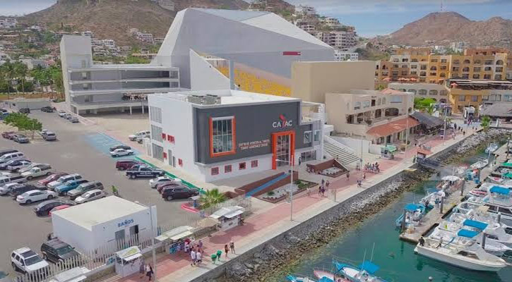 Auxilia gobierno de Los Cabos a turistas canadiense tras ser desalojado de un hotel