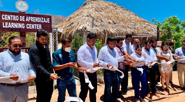 Entregó Alcalde de Los Cabos luminarias solares y una palapa de usos múltiples en Cabo Pulmo