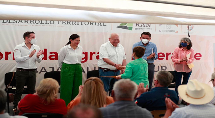 Entregó el Gobernador certificados parcelarios y títulos de propiedad en El Centenario