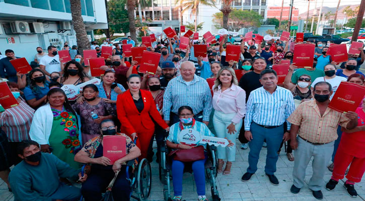 Dan certeza patrimonial a 72 familias con la entrega de títulos de propiedad