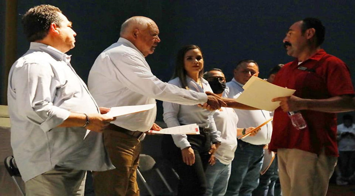 Entregaron 175 concesiones a taxistas de Los Cabos