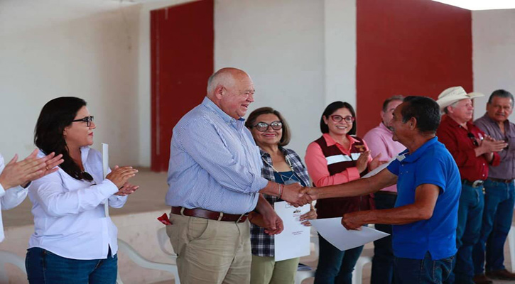 Entregó el Gobernador certificados parcelarios y apoyos para autoempleo en Comondú