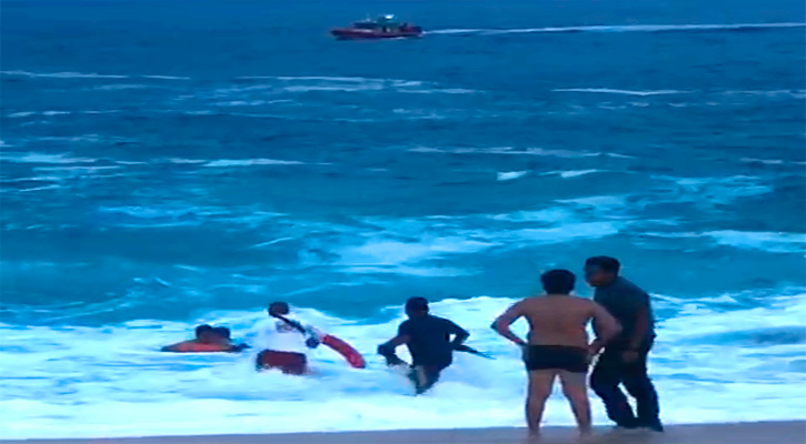 Rescatan salvavidas a bañista en la playa Las Viudas