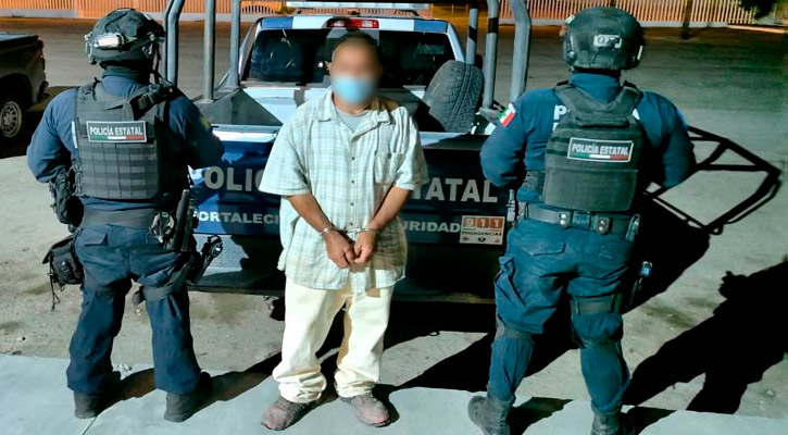 Detienen a sujeto que molestaba a una mujer en el transporte público en La Paz