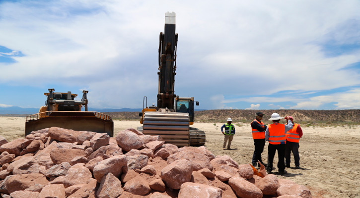 Colocan primera piedra de obra de protección en La Ribera