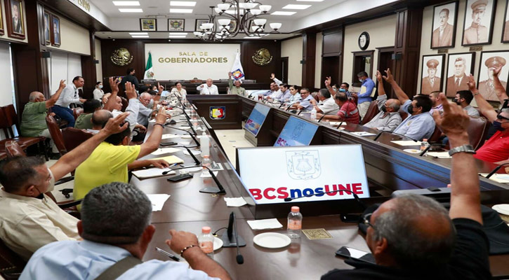 Plantean taxistas modificar tarifas, revisar concesiones y mejorar el servicio en La Paz Plantean taxistas modificar tarifas, revisar concesiones y mejorar el servicio en La Paz