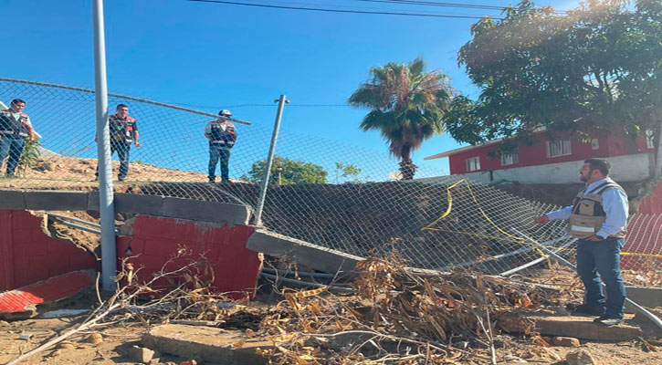 Atiende Obras Públicas desplome de una barda de la primaria Vicente V. Ibarra