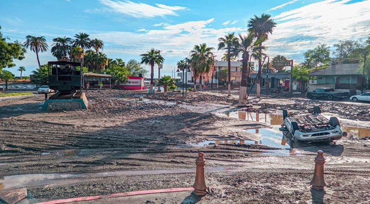Severos daños por tromba en Santa Rosalía; llueve fuerte en La Paz y apagón en Los Cabos