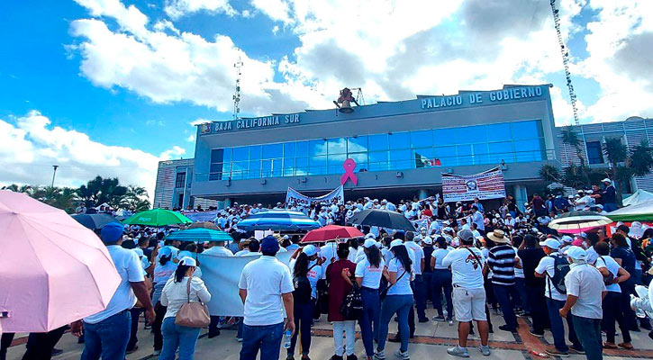 Nutrida manifestación del magisterio en BCS; el viernes irrumpirán ante AMLO