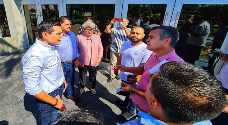 Exigen maestros a legisladores y gobierno de BCS ponerse a trabajar en su apoyo Exigen maestros a legisladores y gobierno de BCS ponerse a trabajar en su apoyo